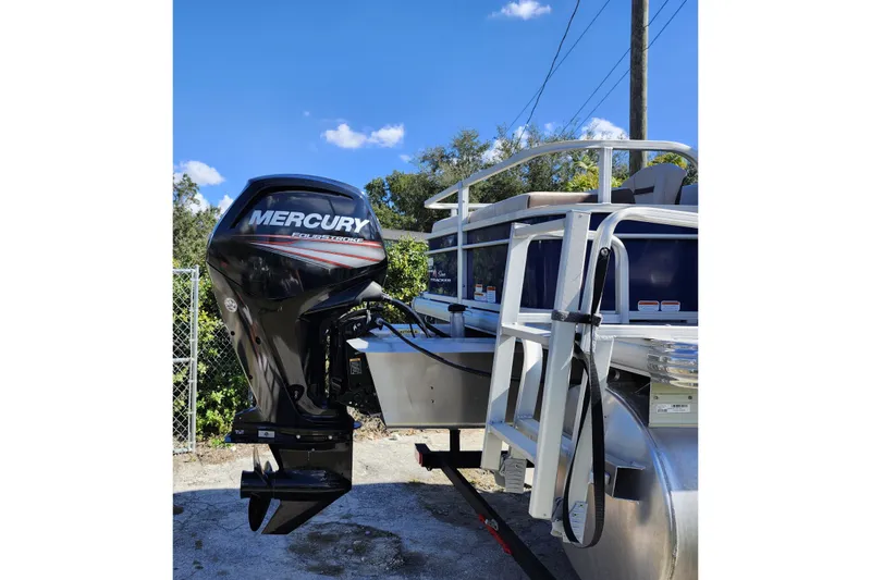 Slide: The Image of 2018 Sun Tracker Fishin' Barge 22 DLX with Mercury FourStroke outboard motor. - 9