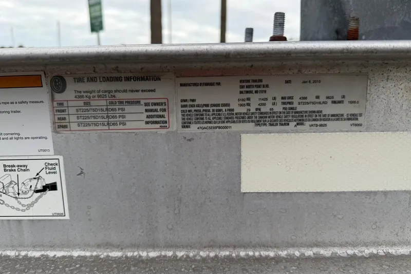Slide: The Image of 2001 Wellcraft 290 Coastal trailer tire and loading information label. - 100
