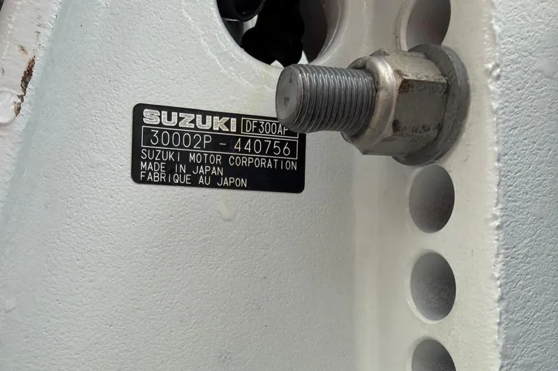 Slide: The Image of Suzuki DF300AF engine plate on Wellcraft 290 Coastal 2001. - 13