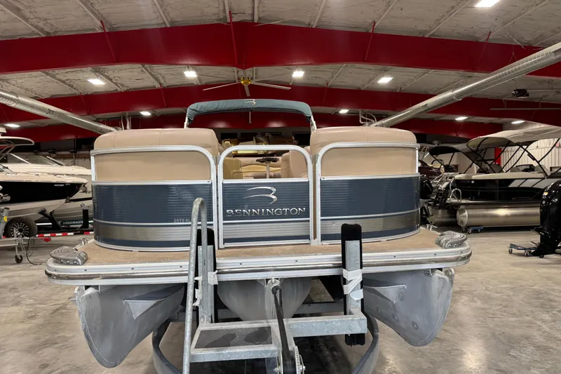 Slide: The Image of 2008 Bennington 2575 RL pontoon boat in indoor showroom, front view. - 5
