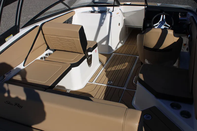 Slide: The Image of Sea Ray SPX 210 2026 - 14