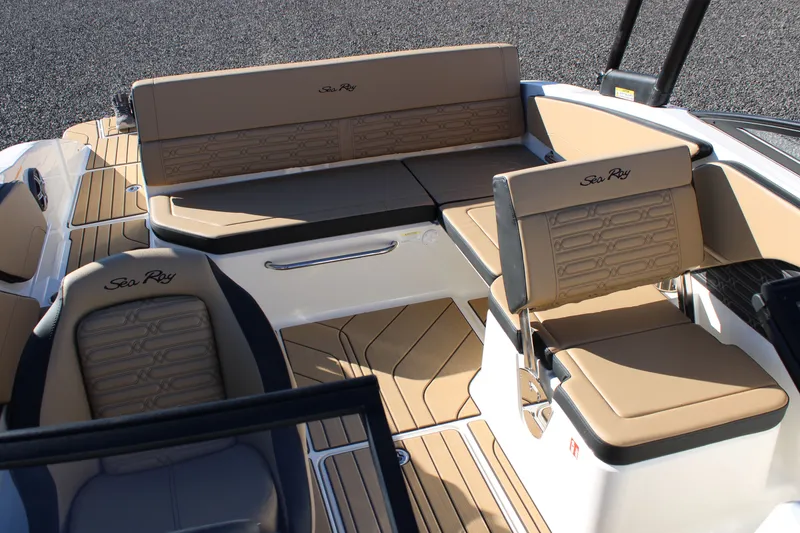 Slide: The Image of Sea Ray SPX 210 2026 - 18