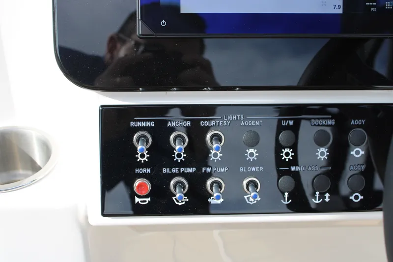 Slide: The Image of Sea Ray SDX 270 2026 - 12