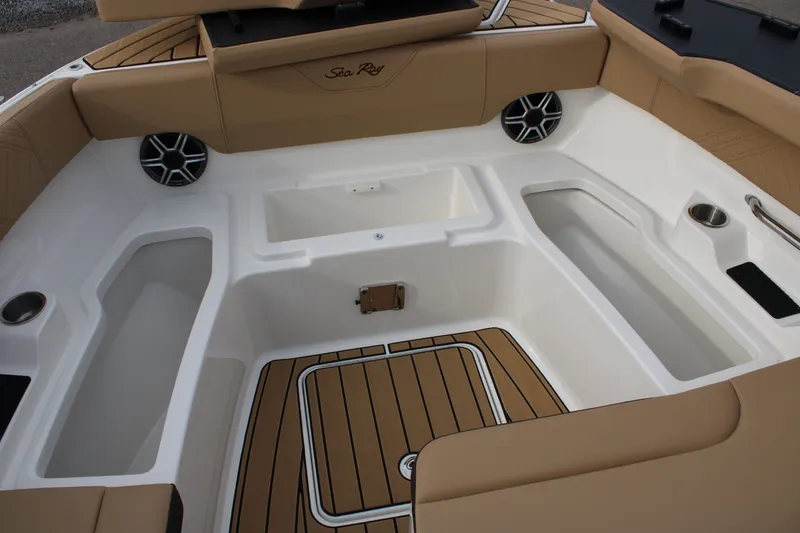 Slide: The Image of Sea Ray SDX 270 2026 - 16