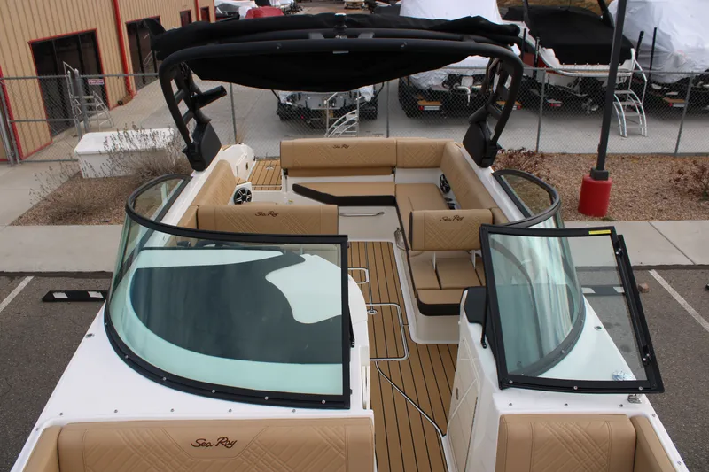 Slide: The Image of Sea Ray SDX 270 2026 - 18