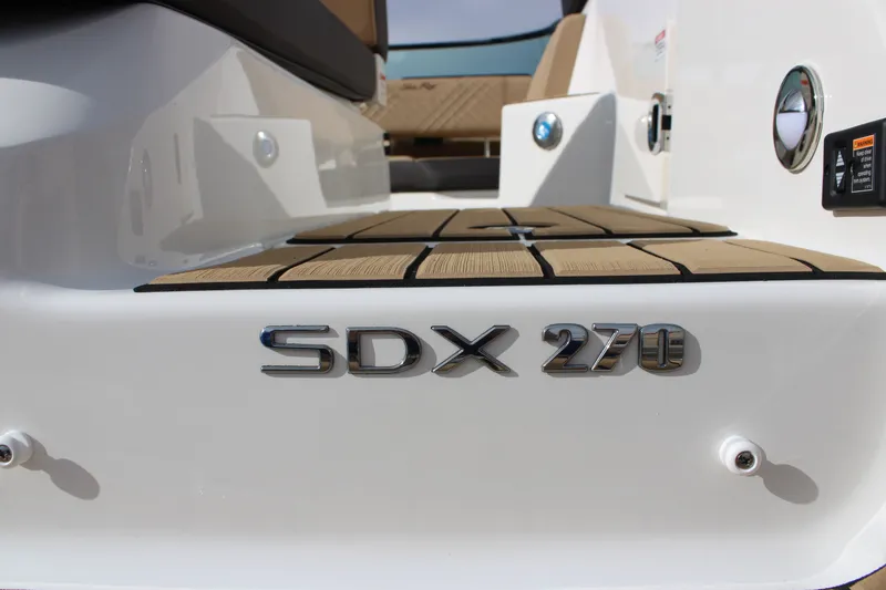 Slide: The Image of Sea Ray SDX 270 2026 - 24