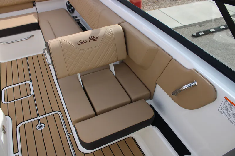 Slide: The Image of Sea Ray SDX 270 2026 - 29