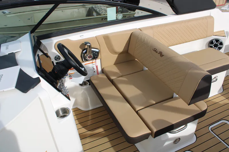 Slide: The Image of Sea Ray SDX 270 2026 - 30