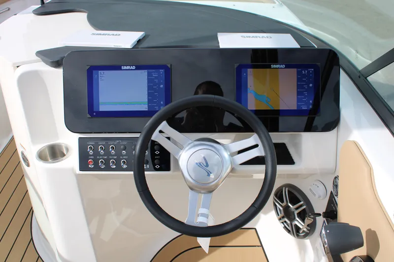 Slide: The Image of Sea Ray SDX 270 2026 - 31