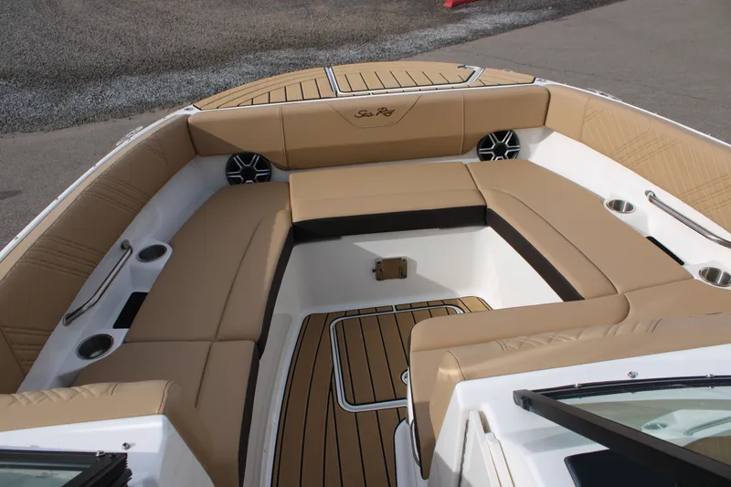 Slide: The Image of Sea Ray SDX 270 2026 - 35