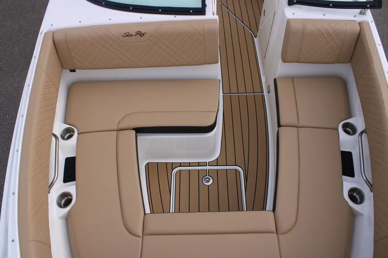 Slide: The Image of Sea Ray SDX 270 2026 - 36