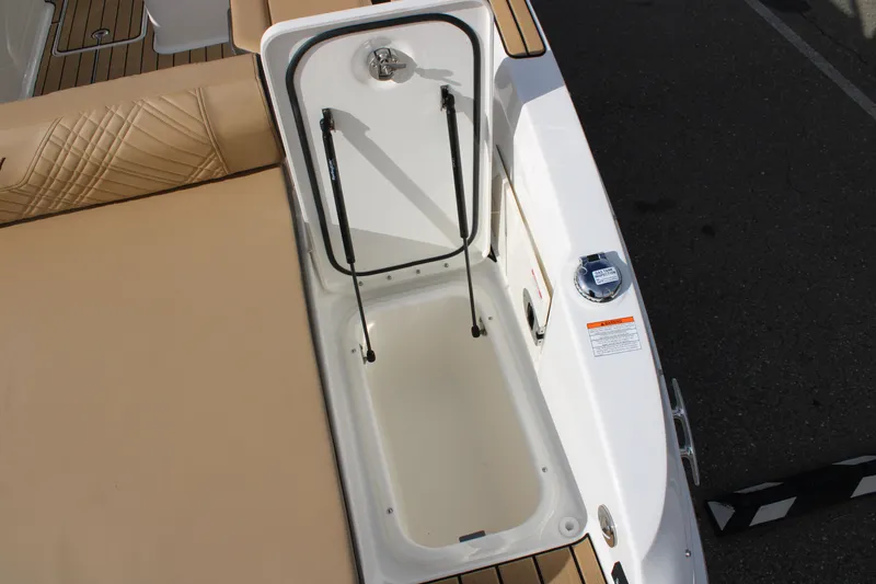 Slide: The Image of Sea Ray SDX 270 2026 - 6