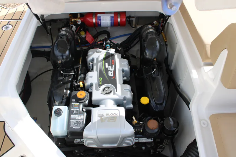 Slide: The Image of Sea Ray SDX 270 2026 - 7