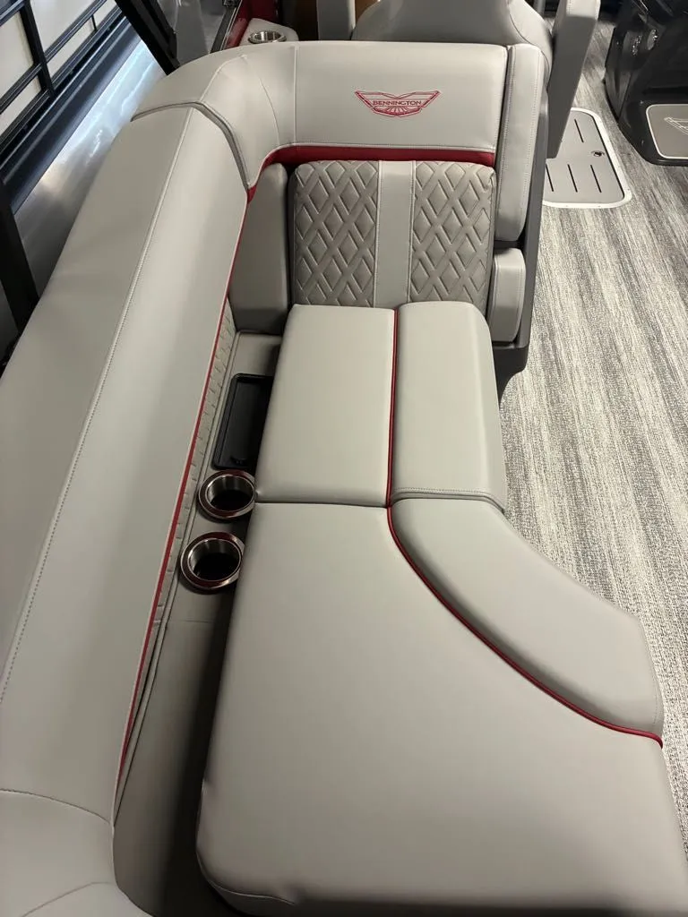 Slide: The Image of Bennington 22 M FASTBACK 2026 - 14