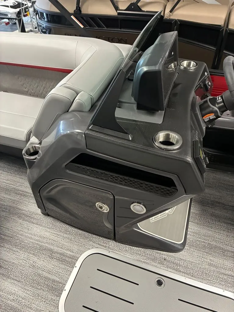 Slide: The Image of Bennington 22 M FASTBACK 2026 - 6