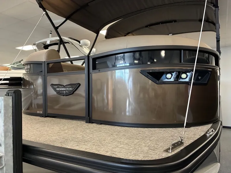Slide: The Image of Bennington 23 LX Swingback 2026 - 10