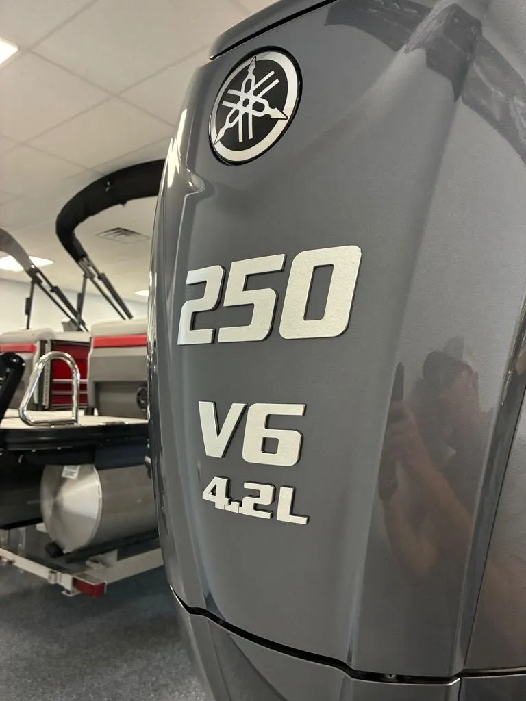 Slide: The Image of Bennington 23 LX Swingback 2026 - 13