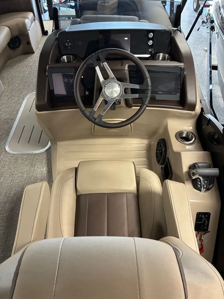 Slide: The Image of Bennington 23 LX Swingback 2026 - 14