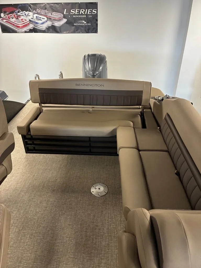Slide: The Image of Bennington 23 LX Swingback 2026 - 15
