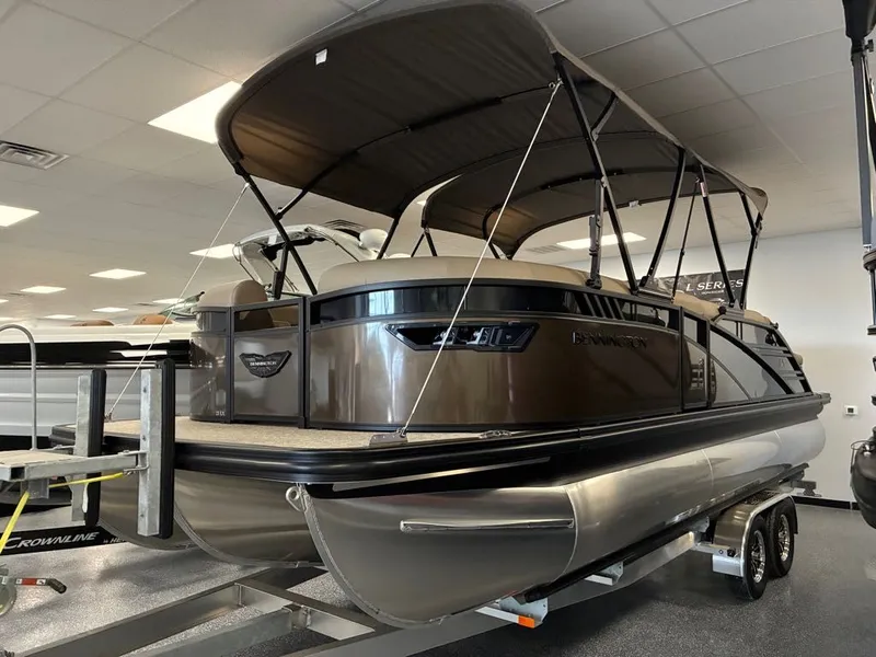 Slide: The Image of Bennington 23 LX Swingback 2026 - 2