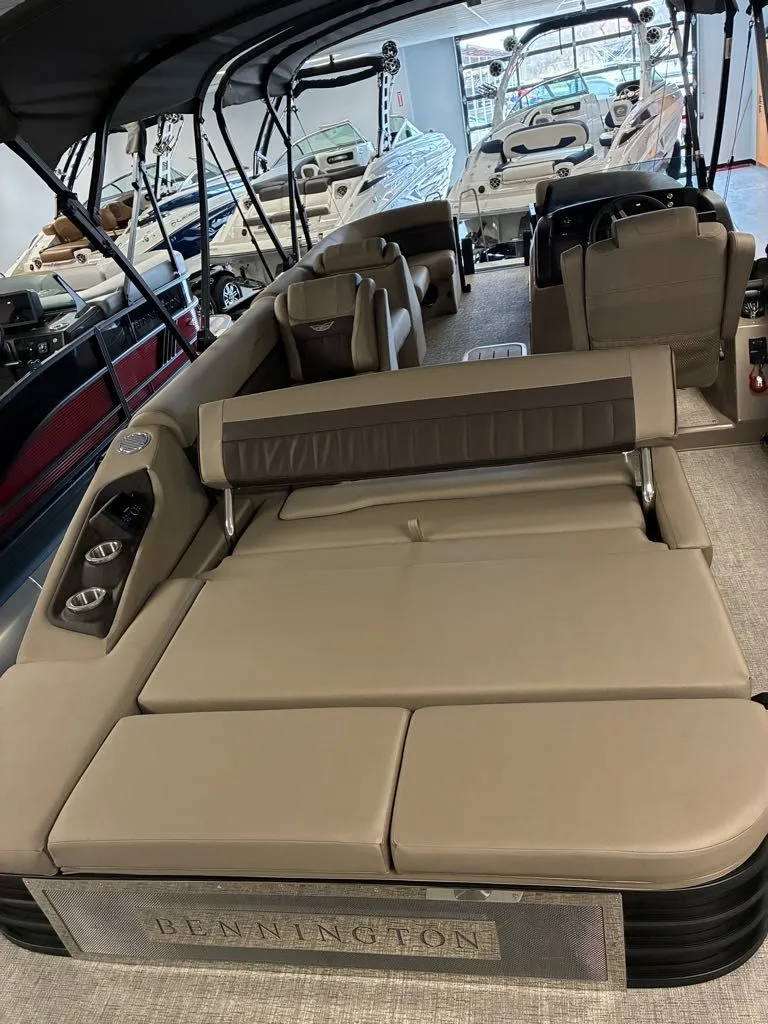 Slide: The Image of Bennington 23 LX Swingback 2026 - 3