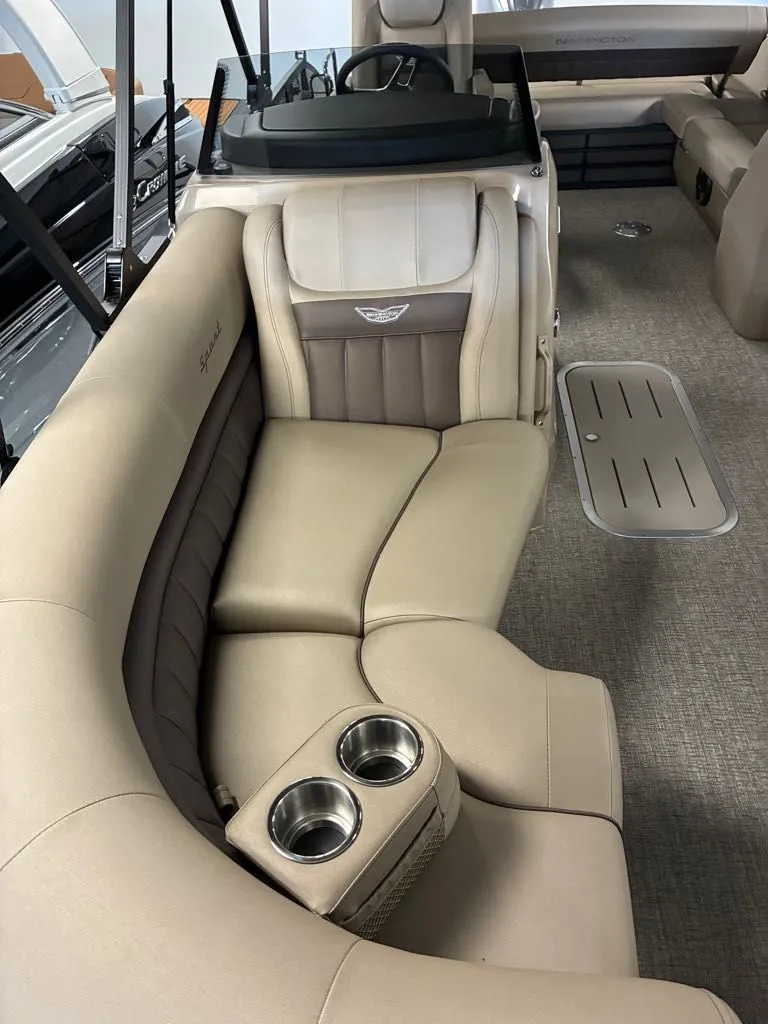 Slide: The Image of Bennington 23 LX Swingback 2026 - 6