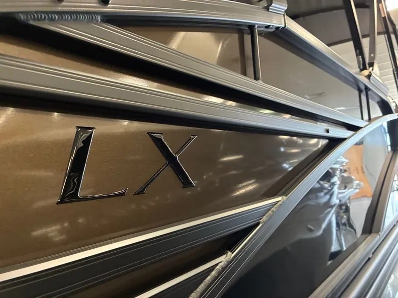 Slide: The Image of Bennington 23 LX Swingback 2026 - 7