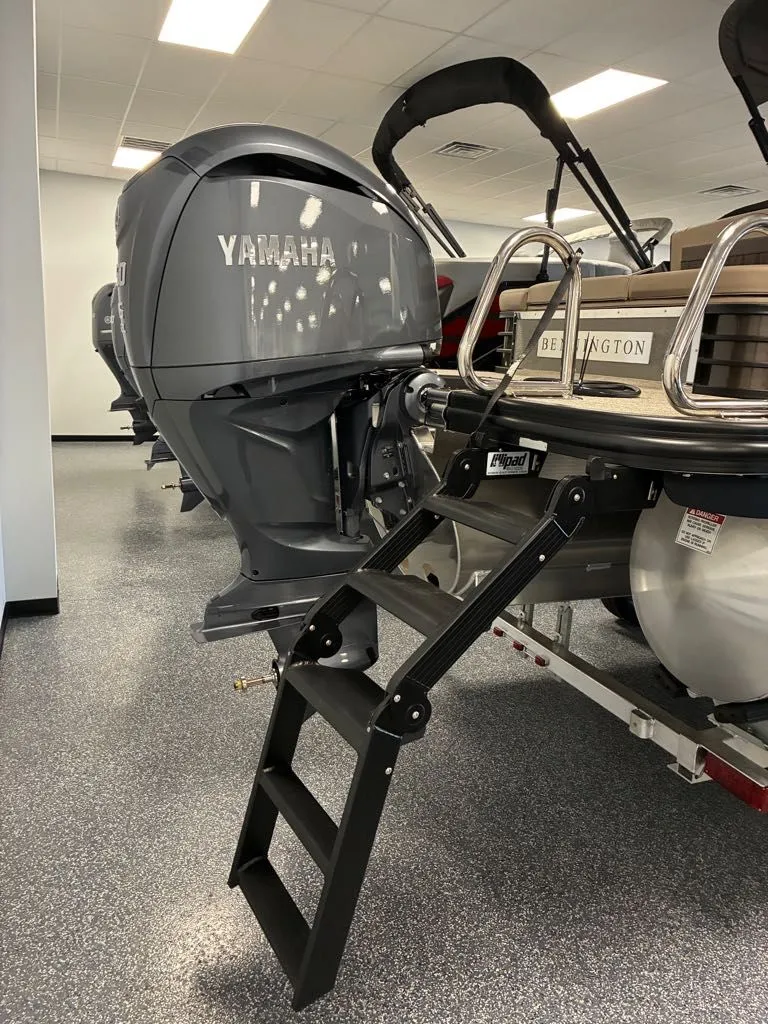 Slide: The Image of Bennington 23 LX Swingback 2026 - 8