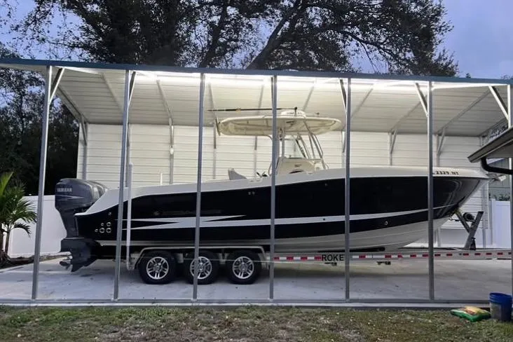 The Image of 2008 Hydra-Sports Vector 2900 CC boat in covered storage, side view. - 1