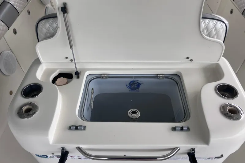 Slide: The Image of 2008 Hydra-Sports Vector 2900 CC boat livewell with open lid and cup holders. - 15
