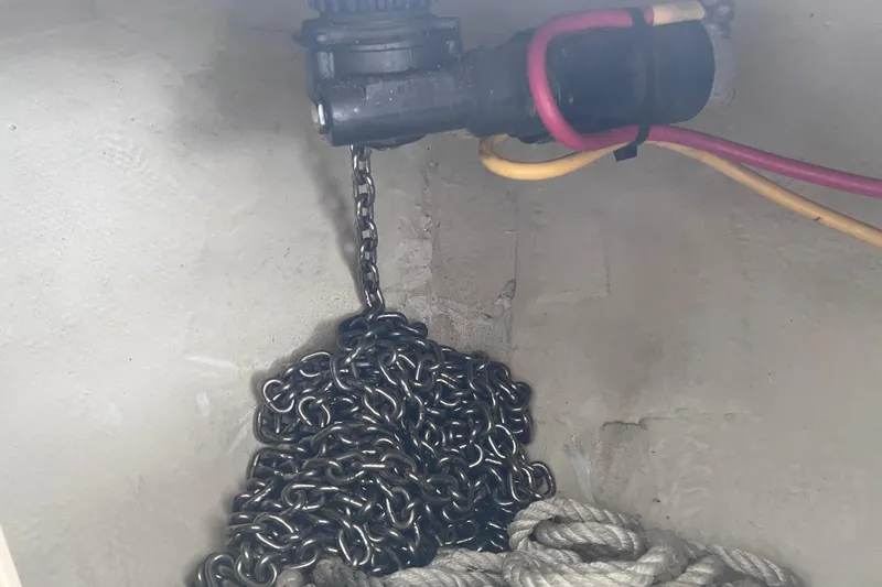 Slide: The Image of Anchor chain and rope in a 2008 Hydra-Sports Vector 2900 CC boat compartment. - 34