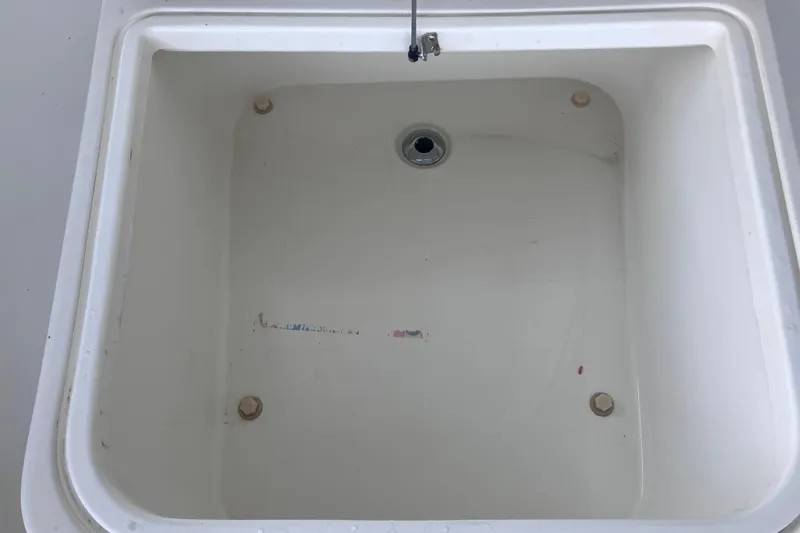 Slide: The Image of Livewell compartment of 2008 Hydra-Sports Vector 2900 CC boat, empty and clean. - 42