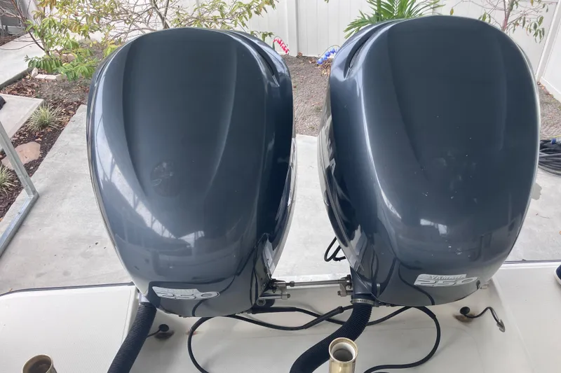 Slide: The Image of Twin Yamaha 250 outboard engines on a 2008 Hydra-Sports Vector 2900 CC boat. - 48