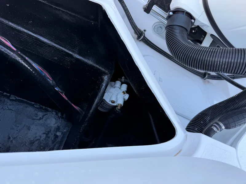 Slide: The Image of Stingray 212 SC 2025 - 35