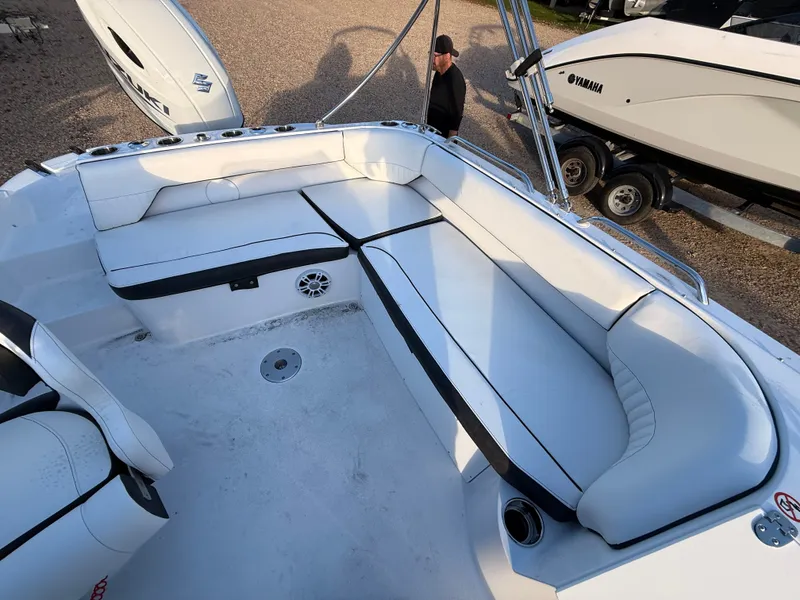 Slide: The Image of Stingray 212 SC 2026 - 29