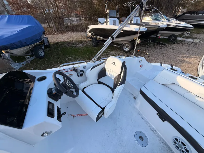 Slide: The Image of Stingray 212 SC 2026 - 30