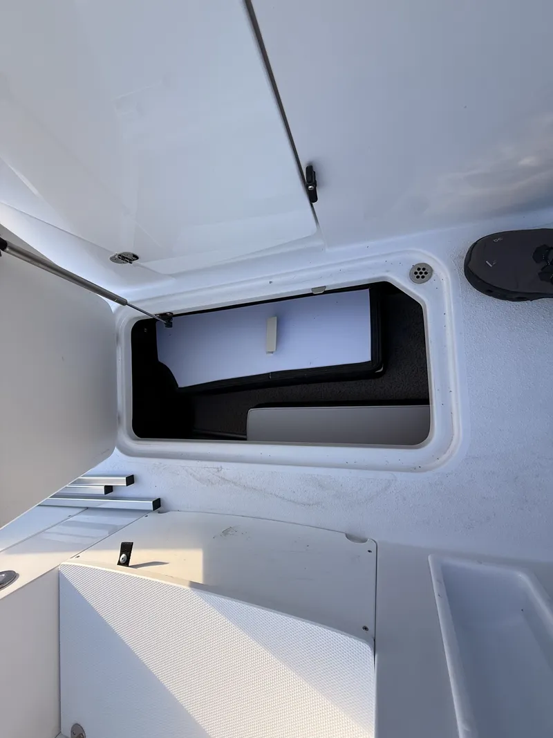 Slide: The Image of Stingray 212 SC 2026 - 36