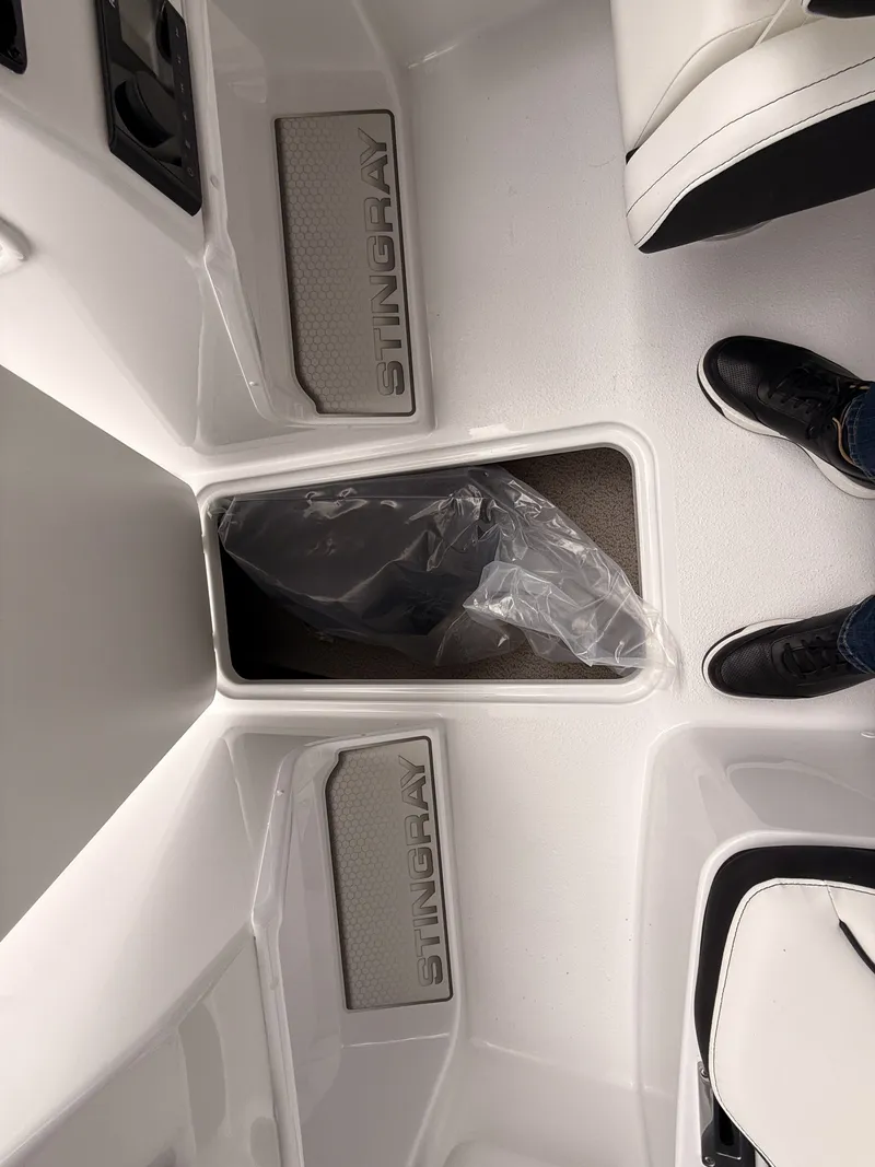 Slide: The Image of Interior of Stingray 172 DC boat, model 2025. - 33