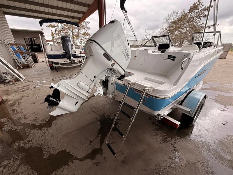 Slide: The Image of Stingray 172 DC 2025 boat with Suzuki outboard motor. - 40