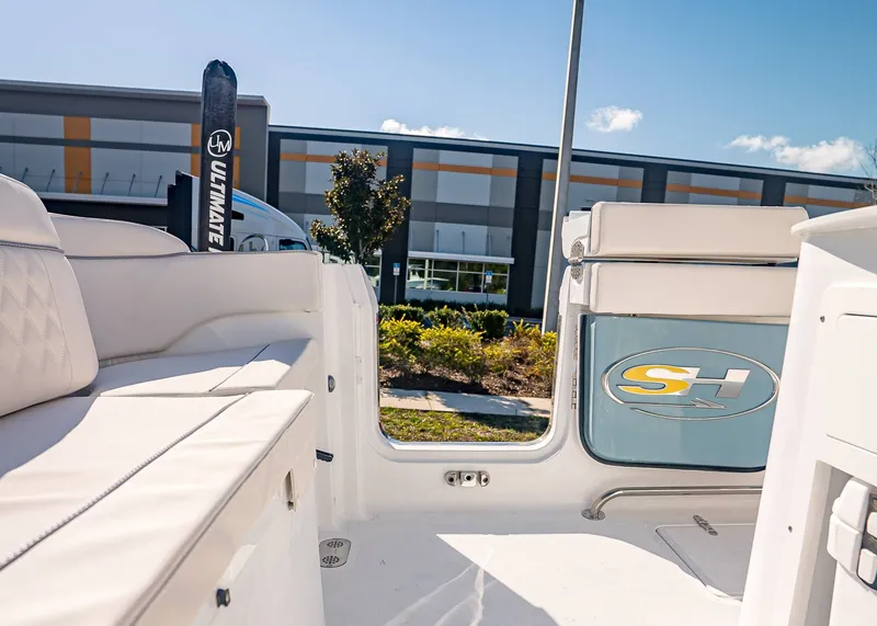 Slide: The Image of Sea Hunt Ultra 285 CB 2026 - 12