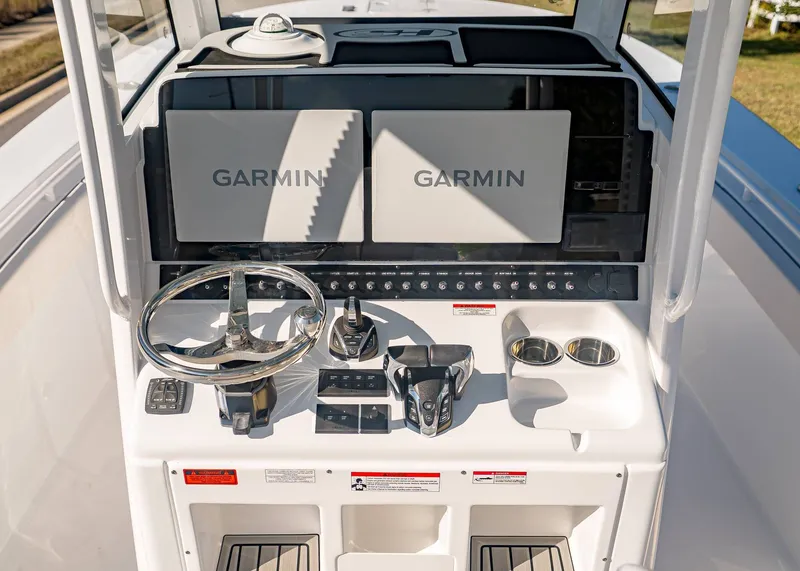 Slide: The Image of Sea Hunt Ultra 285 CB 2026 - 18