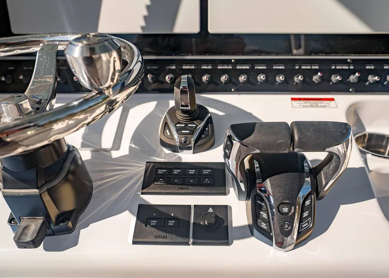 Slide: The Image of Sea Hunt Ultra 285 CB 2026 - 20