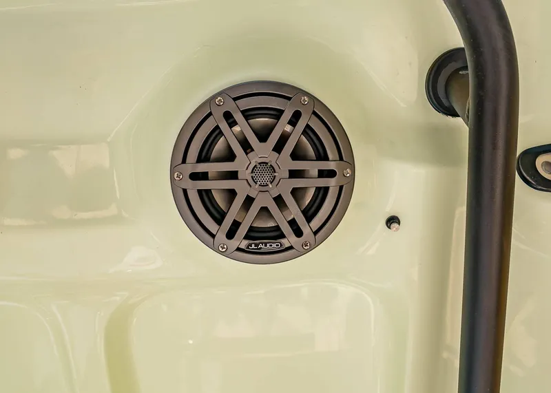 Slide: The Image of Sea Hunt Ultra 235 SE 2026 - 11