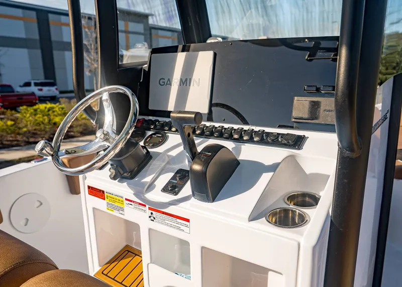 Slide: The Image of Sea Hunt Ultra 235 SE 2026 - 16