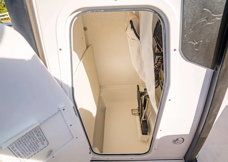 Slide: The Image of Sea Hunt Ultra 235 SE 2026 - 19