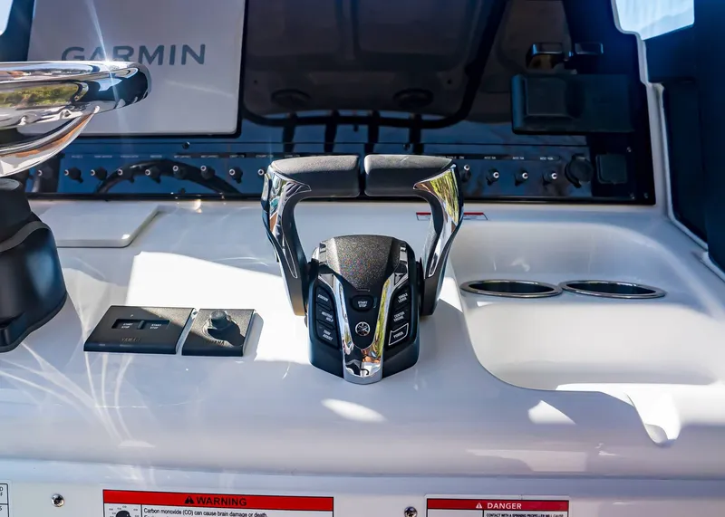 Slide: The Image of Sea Hunt Ultra 275 SE 2026 - 14