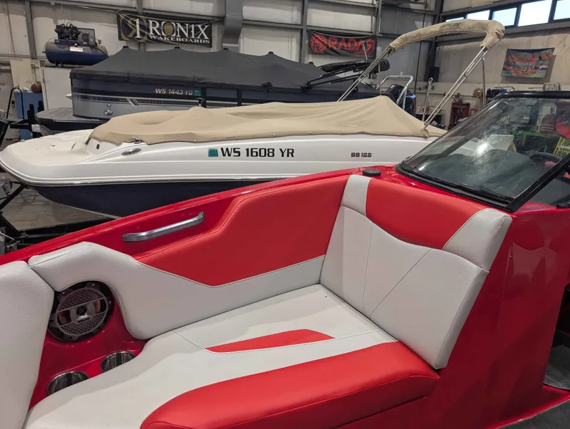 Slide: The Image of MasterCraft NXT22 2020 - 16