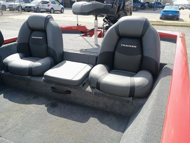 Slide: The Image of Tracker Pro Team 175 TXW 2026 - 16