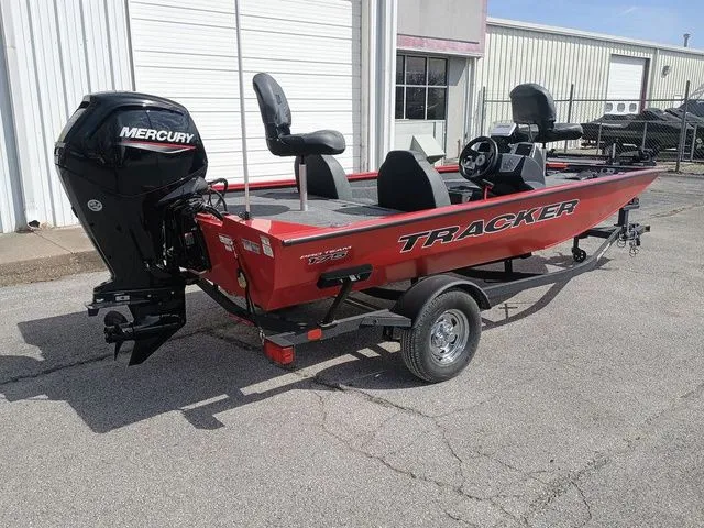 Slide: The Image of Tracker Pro Team 175 TXW 2026 - 25