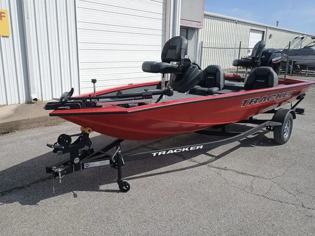 Slide: The Image of Tracker Pro Team 175 TXW 2026 - 27